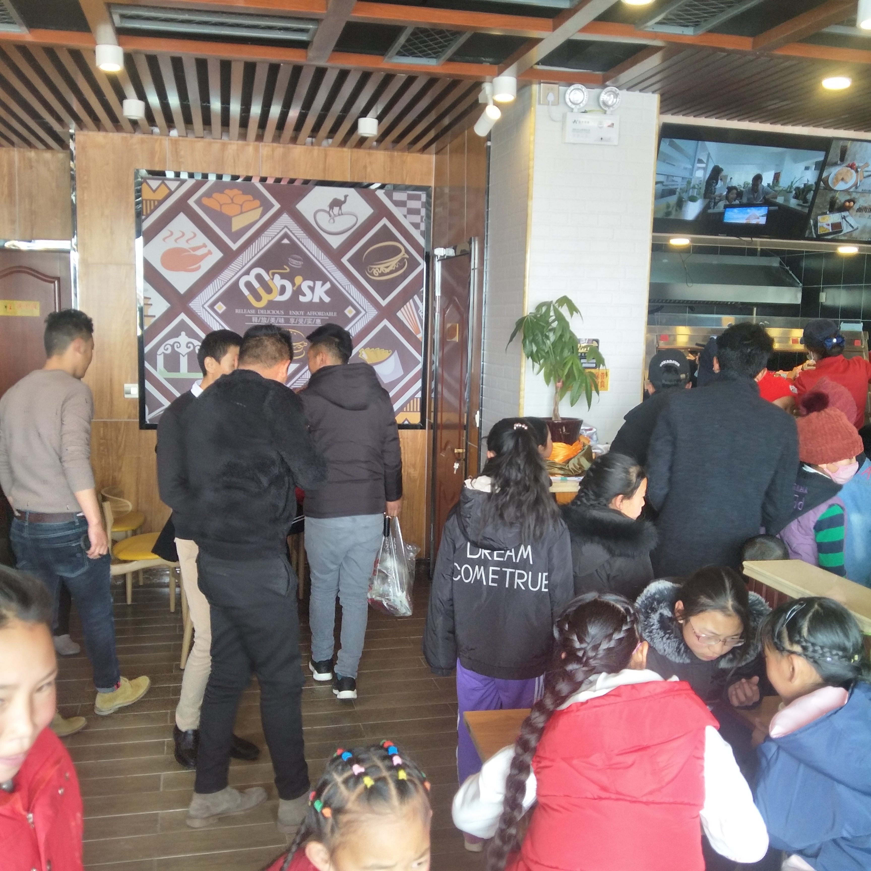 汉堡店加盟：迈德思客青海玉树治多店盛大开业